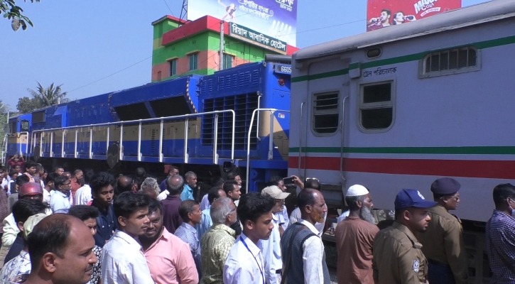 ৬ দফা দাবিতে দর্শনায় ট্রেন আটকে রেলপথ অবরোধ